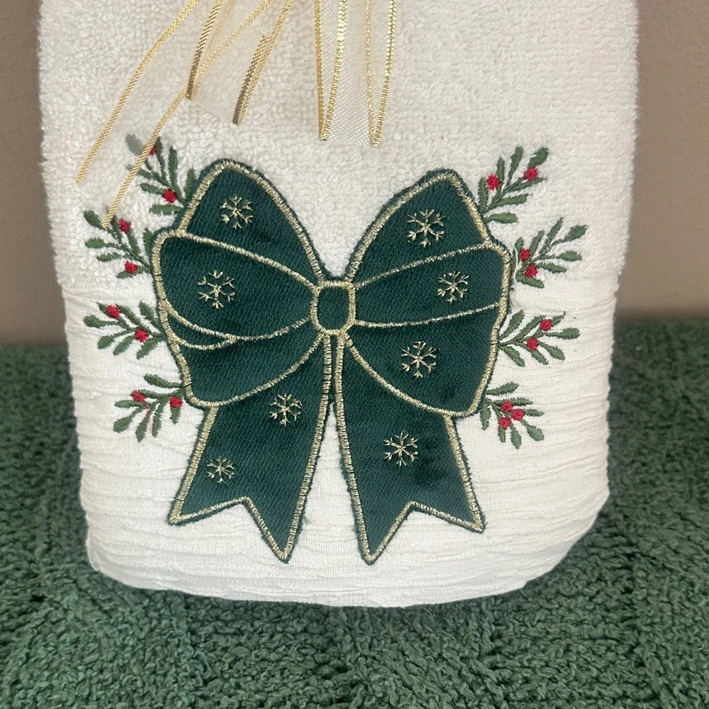 Artic Holiday Christmas Hand Towels Green Bow Berry Beautiful NEW!